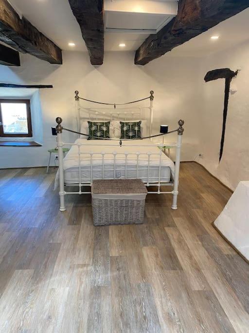 Spacious 1 Bed Home With Shared Pool Champagnac-la-Rivière Kültér fotó