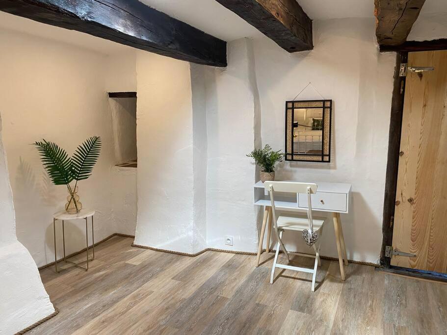 Spacious 1 Bed Home With Shared Pool Champagnac-la-Rivière Kültér fotó