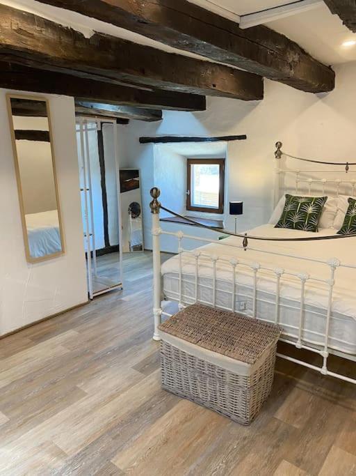 Spacious 1 Bed Home With Shared Pool Champagnac-la-Rivière Kültér fotó